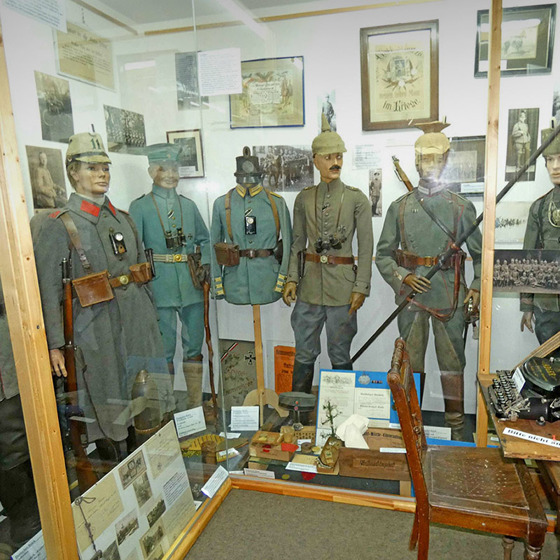 Title image on the topic of the First World War with exhibits in the museum.