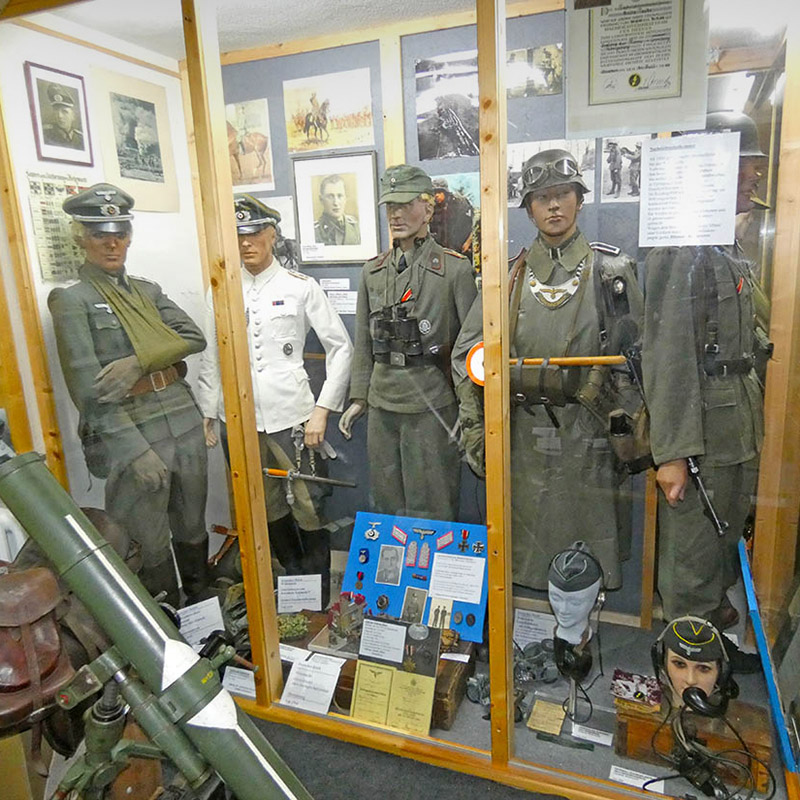 Title image on the topic of the Second World War with exhibits in the museum.