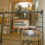 Warnschild und Ausstellung zur Luftschutz- und Bunkerorganisation im Zweiten Weltkrieg