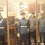 Historische Militäruniformen des Kaiserreichs in einer Museumsvitrine